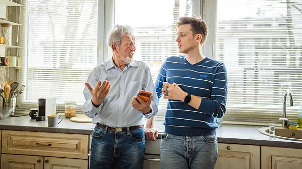 La familia representa el principal respaldo para muchos jóvenes durante su transición a la adultez./istock