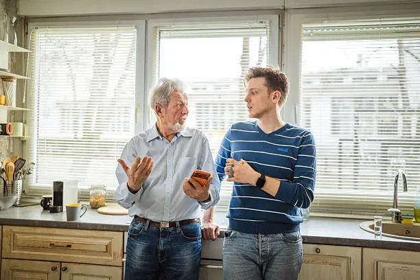 La familia representa el principal respaldo para muchos jóvenes durante su transición a la adultez./istock