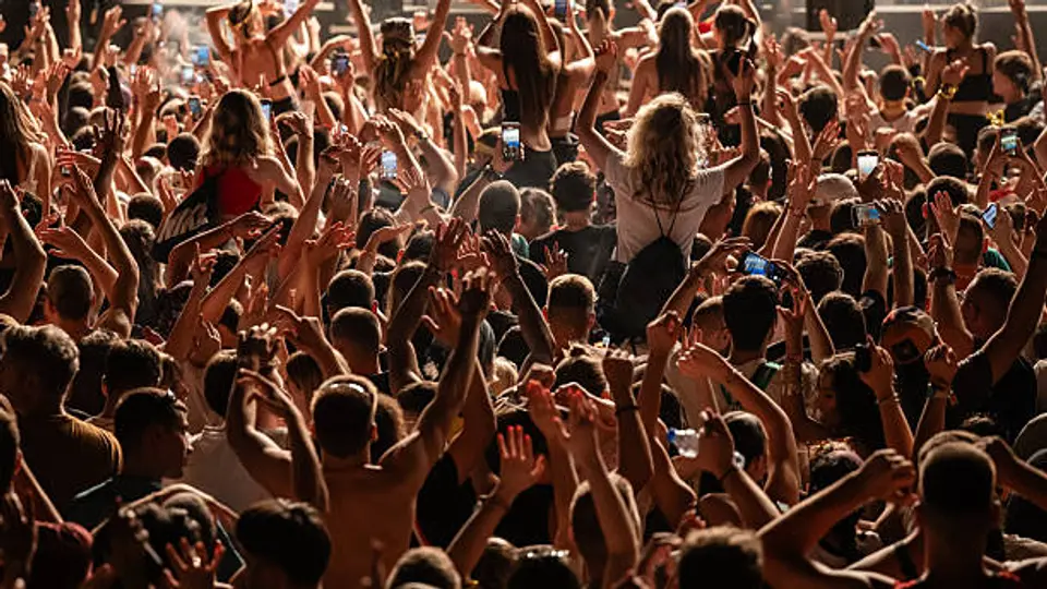 Una canción interpretada en vivo puede quedar vinculada con recuerdos./istock