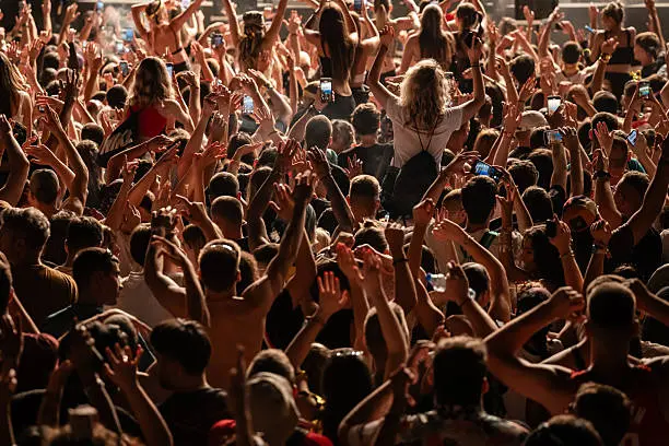 Una canción interpretada en vivo puede quedar vinculada con recuerdos./istock