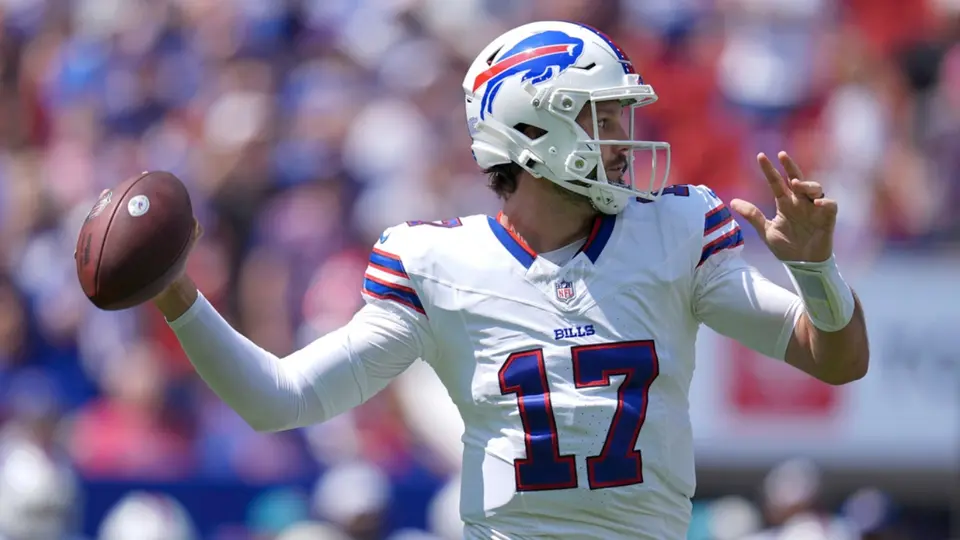 Josh Allen lanzando en juego de pretemporada | AP