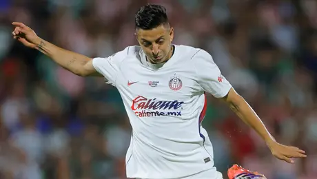¡El Piojo de la gente! Roberto Alvarado regala su playera a aficionada rojiblanca con cáncer