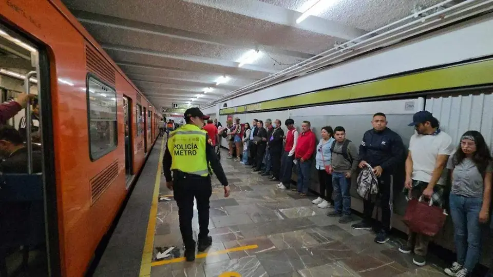 Si estás en el andén, aléjate de la orilla y evita cruzar la línea amarilla.