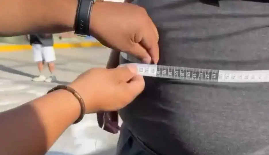 La competencia tuvo como requisito mínimo 120 centímetros de abdomen / Captura de pantalla