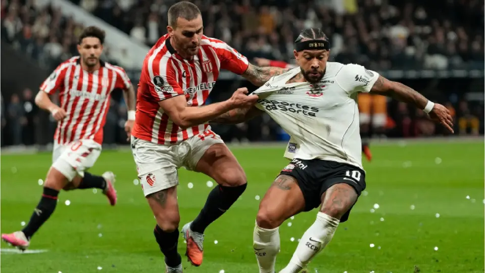 Memphis Depay y Leandro Gonzalez en el partido de Copa Libertadores | AP