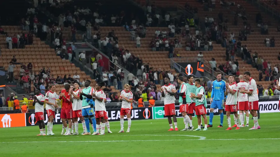 Benfica celebrando con su afición su triunfo ante Milan