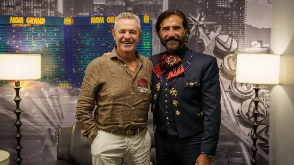 La música mexicana y el futbol tuvieron un emotivo encuentro en Las Vegas / IG: @alexoficial