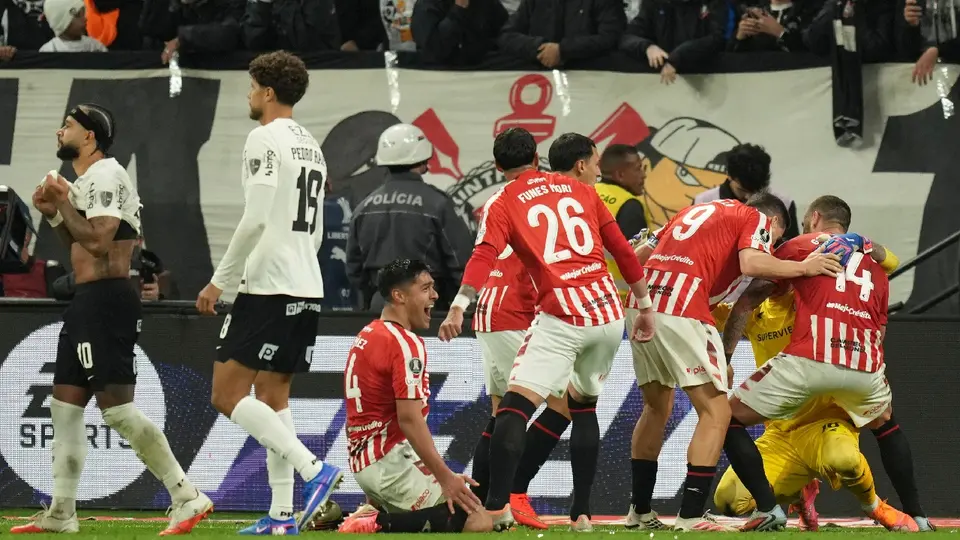 Jugadores de Estudiantes de la Plata celebrando tras penal errado de Depay | AP