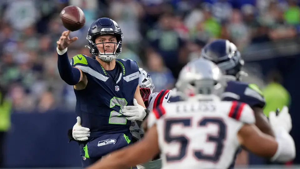 Drew Lock, mariscal de campo de Seahawks, en el Kickoff NFL 2026 ante Patriots | AP