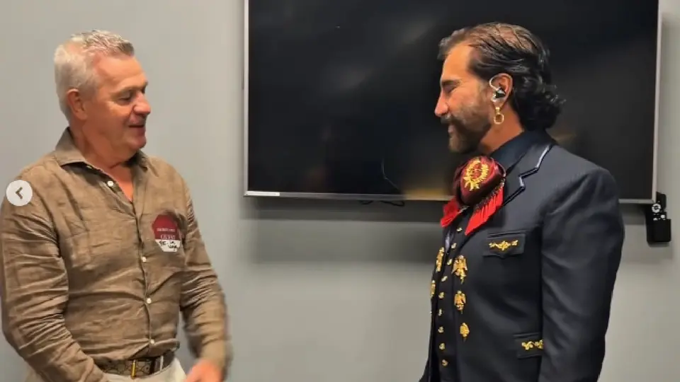 Alejandro Fernández recibió en camerinos a Javier Aguirre para mostrarle su admiración / Especial