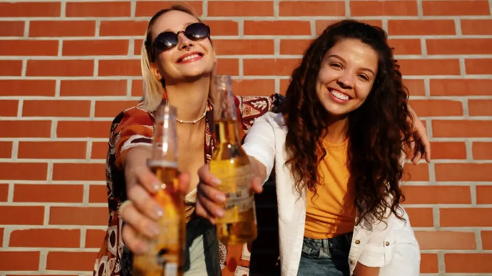 UNAM alerta: tres de cada 10 alumnas de bachillerato consumen alcohol