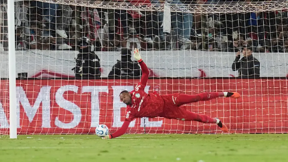Carlos Miguel, portero de Palmeiras, atajando un penal en Libertadores | AP
