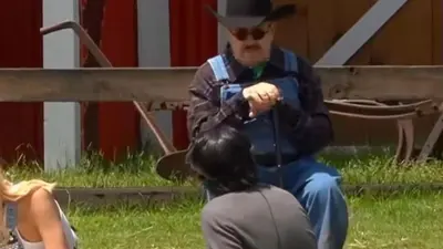 VIDEO: Pedrito Sola olvida el micrófono y dice “también es gay” al hablar de David Zepeda