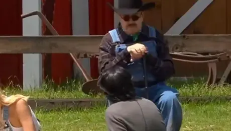 VIDEO: Pedrito Sola olvida el micrófono y dice “también es gay” al hablar de David Zepeda
