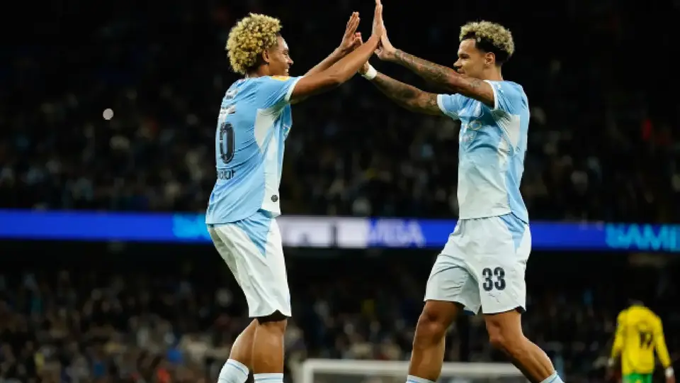Floyd Samba, en festejo de gol, con Manchester City, en la EFL Cup | AP