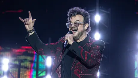 Aleks Syntek responde a críticas por su ‘desconecte’ en concierto del 15 de septiembre