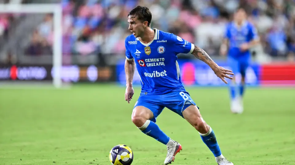 Agustín Palavecino, jugador de Cruz Azul, con balón en los pies en la Campeones Cup | IMAGO7