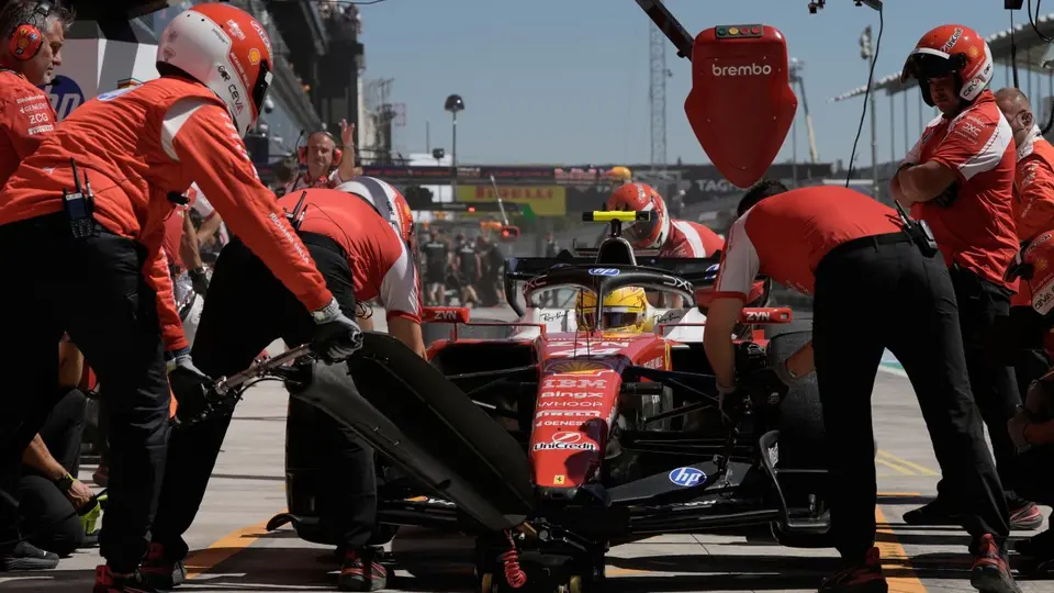 El equipo de mecánicos de Ferrari con el auto de Lewis Hamilton | AP