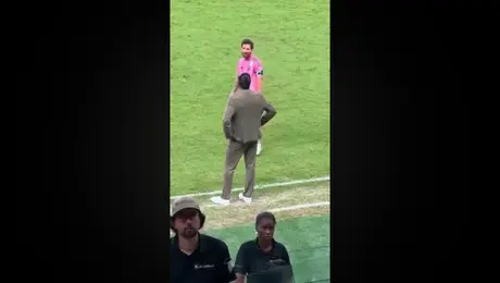 Joel Huiqui y Lionel Messi se encaran