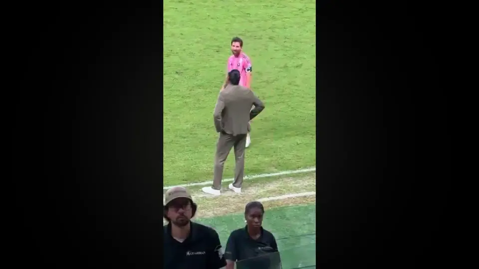 Joel Huiqui y Lionel Messi se encaran