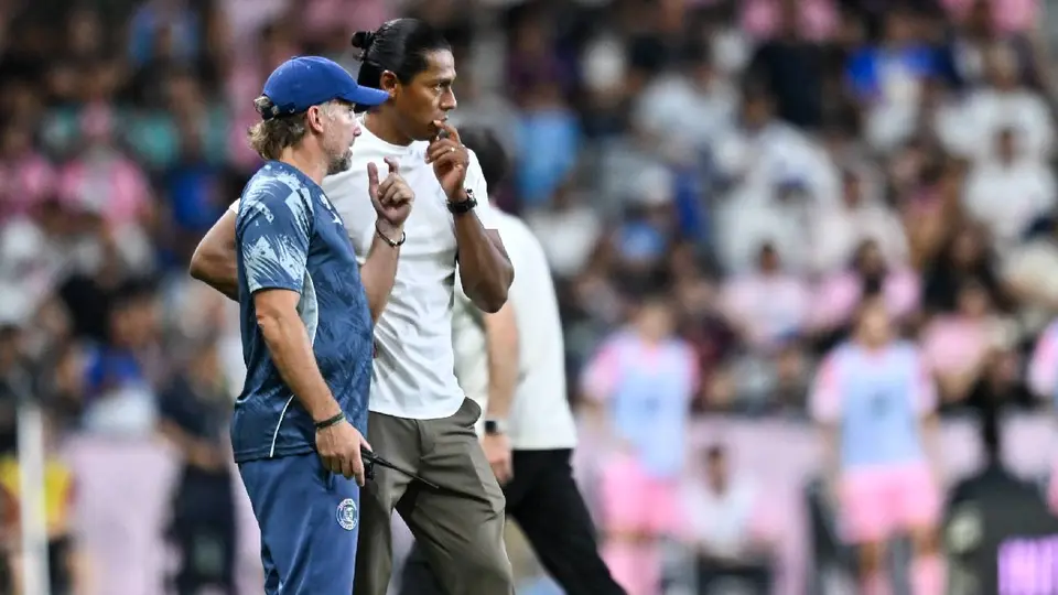 Joel Huiqui y su auxiliar con Cruz Azul | IMAGO7