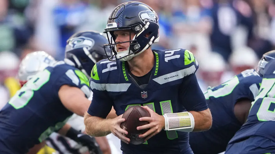Sam Darnold, mariscal de campo de Seahawks, en el Kickoff NFL 2026 ante Patriots | AP