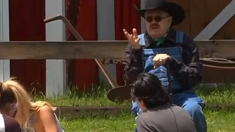 Pedrito Sola habló en voz baja sobre David Zepeda mientras conversaba con Kunno dentro de La Granja VIP./ Captura de pantalla