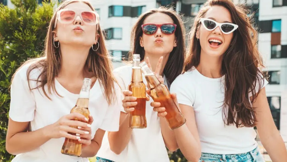 3 de cada 10 alumnas de nuevo ingreso al bachillerato reportaron ingerir bebidas alcohólicas, indica estudio / Magnific