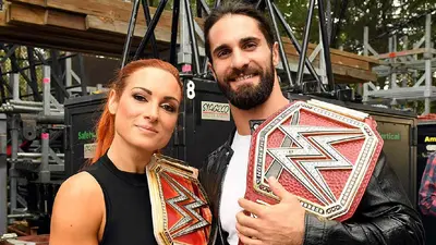Seth Rollins y Becky Lynch, acosados por una multitud de fans en el AICM