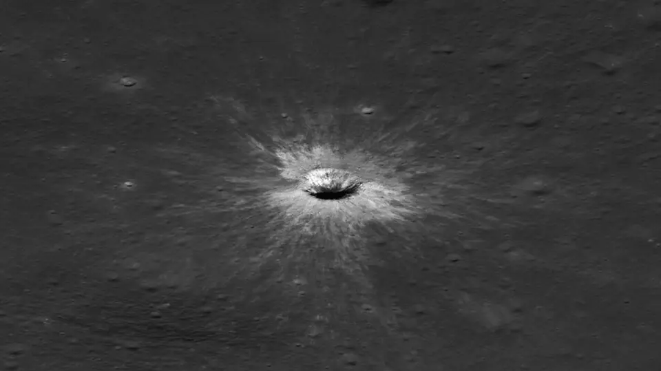 La NASA estima que el cráter tiene 222 metros de diámetro y hasta 43 metros de profundidad. / NASA
