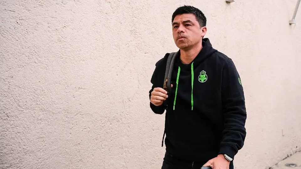Gonzalo Pineda con Santos | IMAGO7