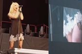 ¡A Taylor Momsen la muerde un murciélago en pleno escenario! No creerás su reacción
