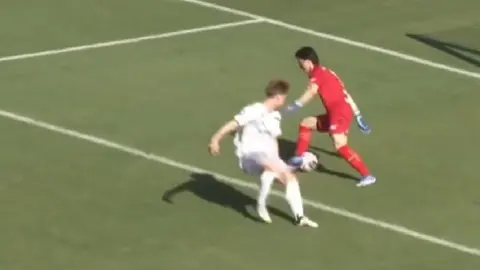 ¡Fiasco del año! Portero hace ridículo, termina anotando gol en propia portería en Japón