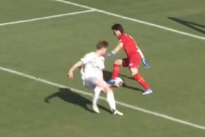 ¡Fiasco del año! Portero hace ridículo, termina anotando gol en propia portería en Japón