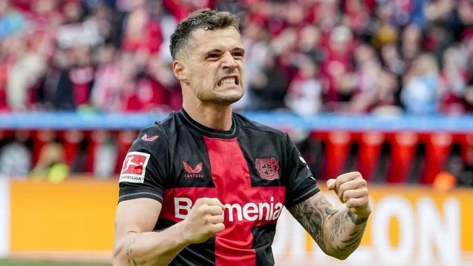 Granit Xhaka entrena equipo de quinta división mientras juega con Bayer Leverkusen