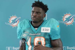 Tyreek Hill respondió a comentarios de Noah Lyles y lo retó a una carrera: 'Le ganaría'