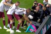 ¡Vaya susto! Jugador de West Ham salva a niño de ser aplastado por valla publicitaria