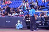¡Momentos sublimes! Minion sale volando tras chocar en carrito de golf en el estadio de Sultanes