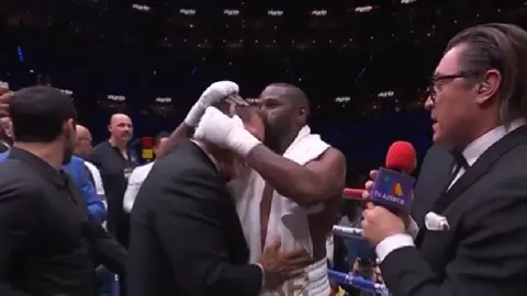 ¡Leyendas del ring! Mayweather Jr. se enfunda en abrazo con Julio César Chávez