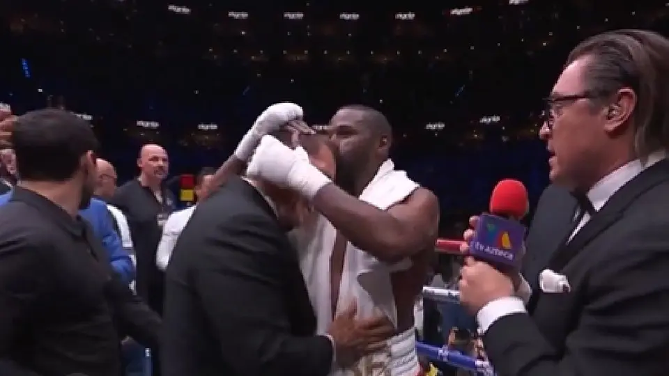 ¡Leyendas del ring! Mayweather Jr. se enfunda en abrazo con Julio César Chávez