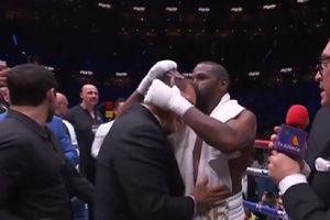 ¡Leyendas del ring! Mayweather Jr. se enfunda en abrazo con Julio César Chávez