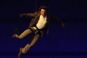 Le suplican a Tom Cruise que no hiciera acrobacias en la ceremonia de clausura de los Juegos Olímpicos