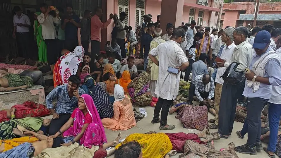 Aumentan a 116 los muertos tras estampida en la India por un evento religioso