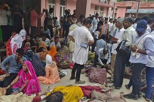 Aumentan a 116 los muertos tras estampida en la India por un evento religioso