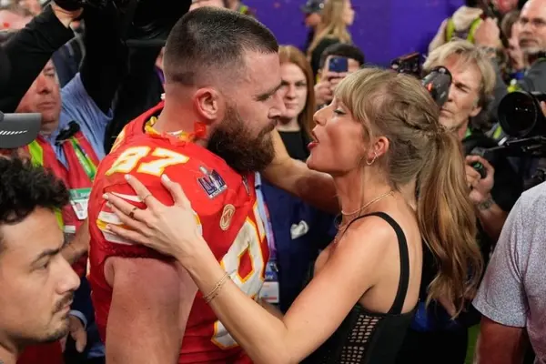 NFL prepara película romántica de Navidad, inspirada en relación de Travis Kelce y Taylor Swift