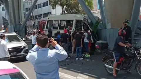 Micro choca contra la base de la L12 cerca del Metro Tezonco, dejando 9 personas graves y 1 atrapada