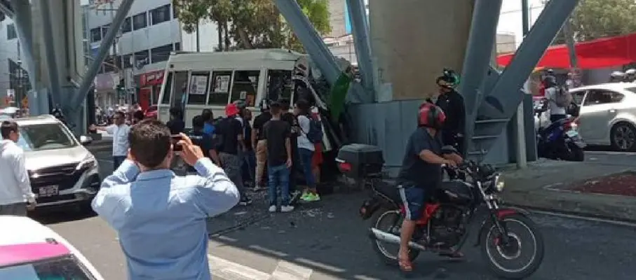 Micro choca contra la base de la L12 cerca del Metro Tezonco, dejando 9 personas graves y 1 atrapada
