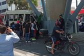 Micro choca contra la base de la L12 cerca del Metro Tezonco, dejando 9 personas graves y 1 atrapada
