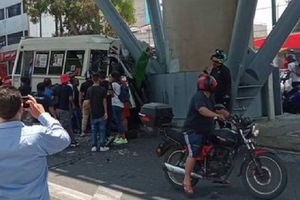 Micro choca contra la base de la L12 cerca del Metro Tezonco, dejando 9 personas graves y 1 atrapada