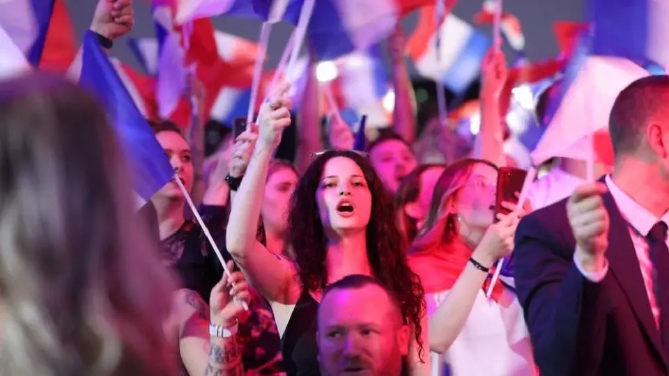 Extrema derecha gana primera vuelta de elecciones en Francia